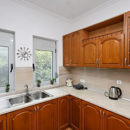 Sara Village Oasis 베라트